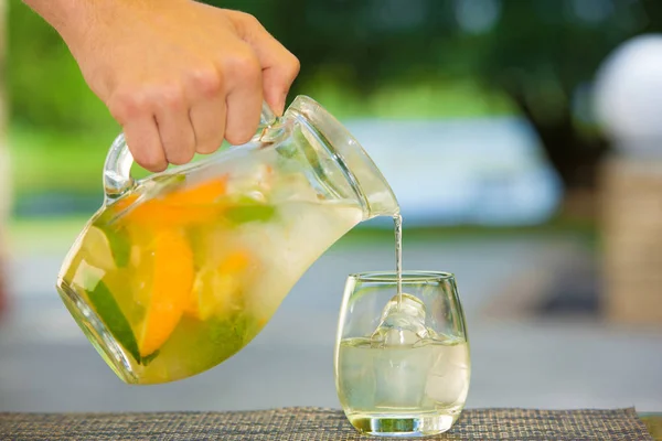 Refresco y fruta . —  Fotos de Stock