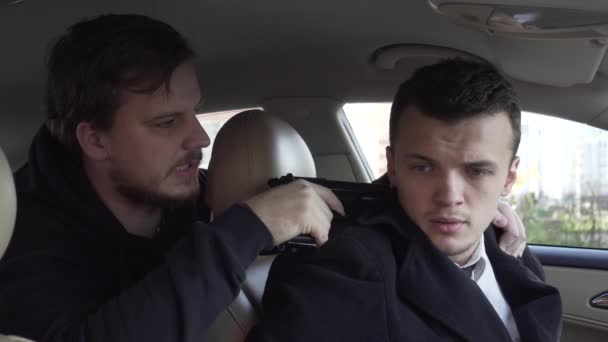 Banditi v autě. — Stock video