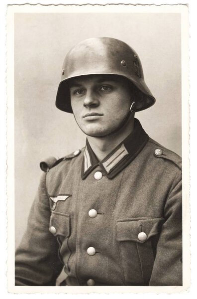 Soldat mit Stahlhelm in Wehrmachtsuniform aus dem Jahr 1943