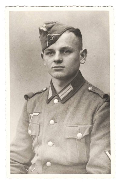Soldat in Wehrmachtsuniform aus dem Jahr 1943