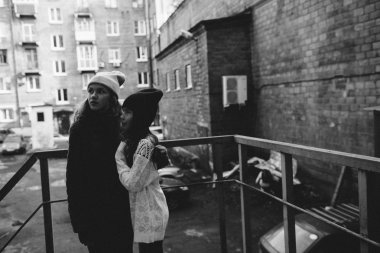 İki kız sokakta birlikte oynama