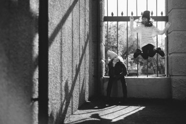 İki kız sokakta birlikte oynama