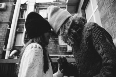 İki kız sokakta birlikte oynama