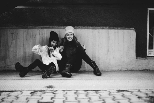 Dos chicas jugando juntas en la calle —  Fotos de Stock
