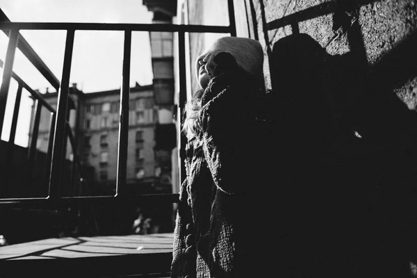 Jeune fille jouant avec la lumière dans la rue Photo De Stock