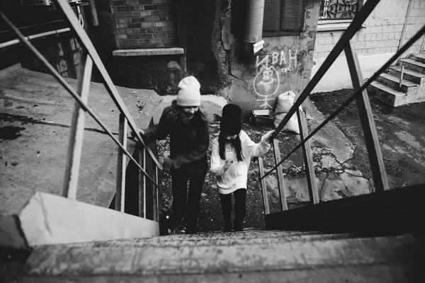 通りで一緒に遊ぶ 2 人の女の子 ストック写真