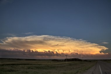 Fırtına bulutları Saskatchewan günbatımı