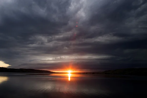嵐の雲湖の夕日 — ストック写真