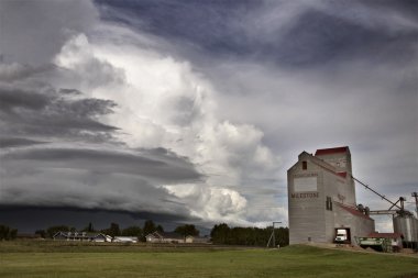 fırtına bulutları saskatchewan
