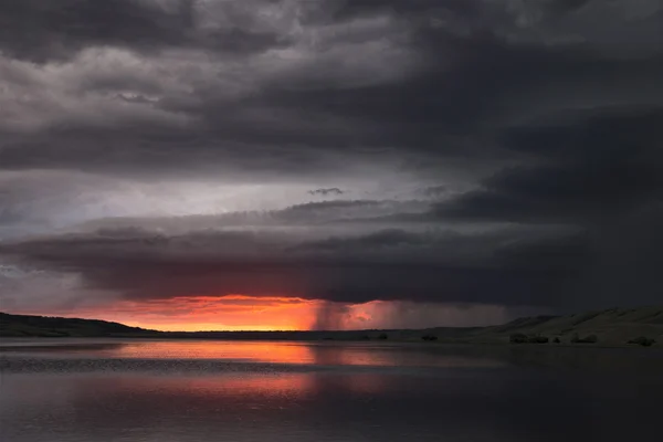 Nuages orageux Lac Coucher de soleil — Photo