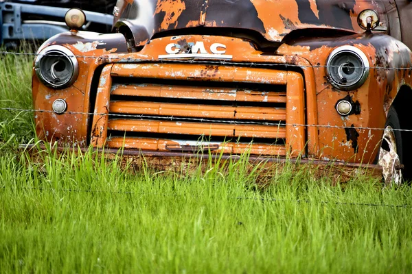 Oude verlaten vrachtwagen — Stockfoto