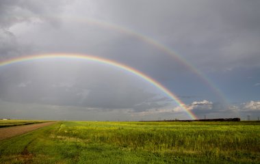 Fırtına bulutları Saskatchewan gökkuşağı