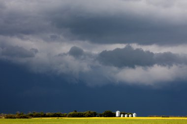 fırtına bulutları saskatchewan