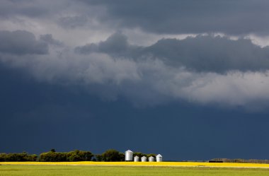 fırtına bulutları saskatchewan