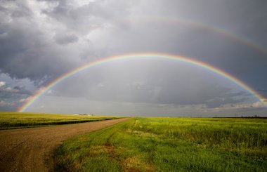 Fırtına bulutları Saskatchewan gökkuşağı
