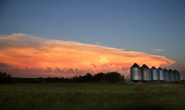 Σύννεφα καταιγίδας Saskatchewan ηλιοβασίλεμα — Φωτογραφία Αρχείου