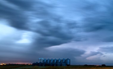 fırtına bulutları saskatchewan