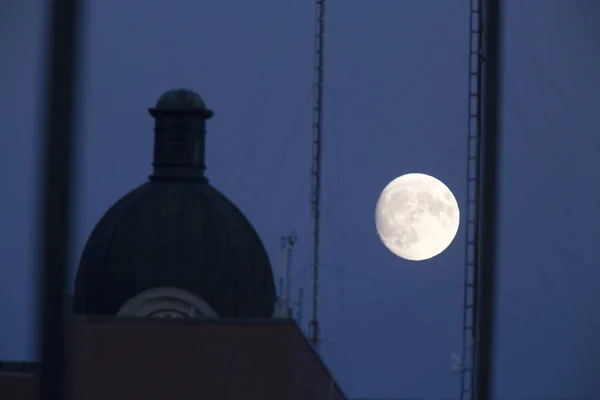 Full Moon and City Hall — Stock Photo, Image