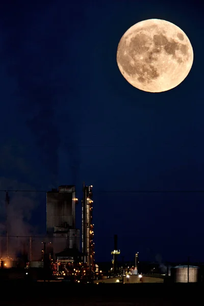 Refinery and super moon — Stock Photo, Image