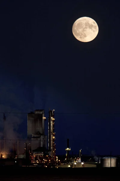 Raffinaderi och super moon — Stockfoto