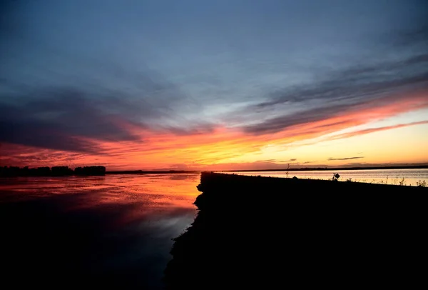 Çayır gün batımı göl ve yol — Stok fotoğraf