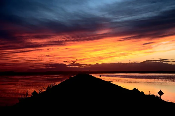 Prairie Lac et route du coucher du soleil — Photo