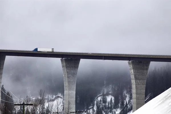 Camion de transport sur le pont — Photo