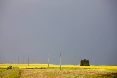 Fırtına bulutları Kanada terk evi