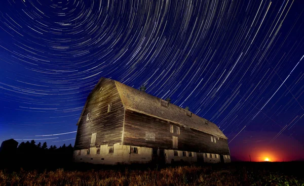 Νύχτα αχυρώνα Star Trails — Φωτογραφία Αρχείου