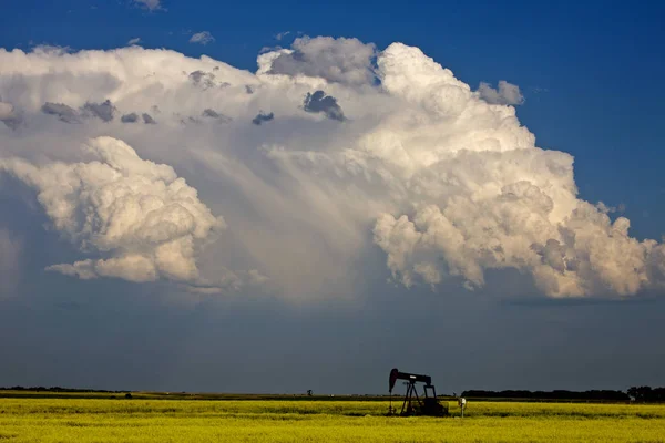 폭풍 구름 캐나다 오일 잭 — 스톡 사진