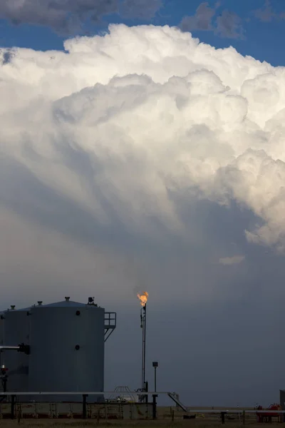 嵐の雲のカナダのオイルの炎 — ストック写真