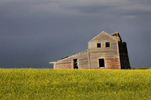 Bouřková mračna Kanada opuštěný dům — Stock fotografie