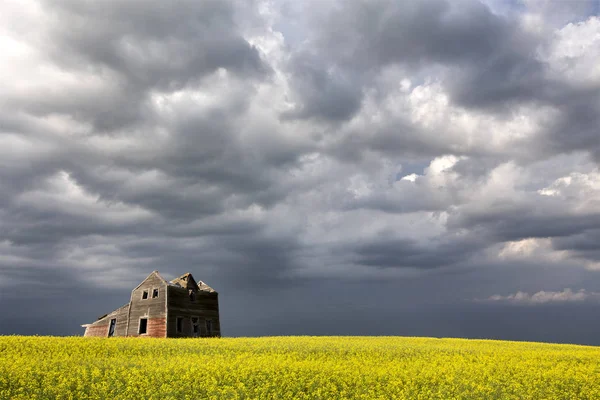 Bouřková mračna Kanada opuštěný dům — Stock fotografie