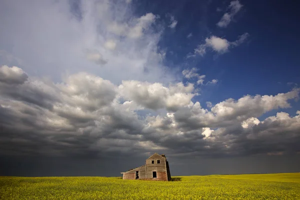 Storm Clouds Canada Casa abandonada —  Fotos de Stock