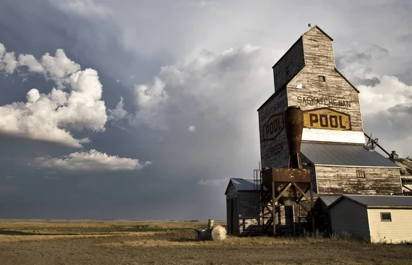 Nuvens de tempestade Canadá Elevador de grãos — Fotografia de Stock