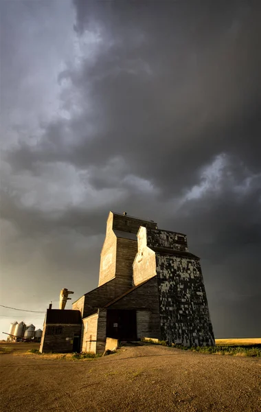 Nuvens de tempestade Canadá Elevador de grãos — Fotografia de Stock