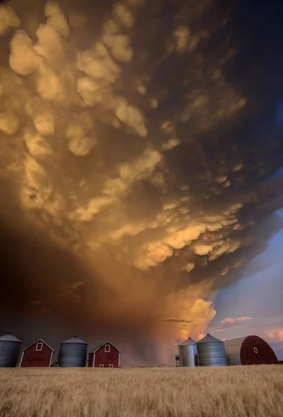 嵐乳房雲カナダ — ストック写真