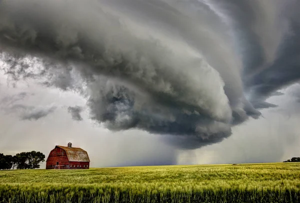 加拿大夏季草原风暴萨斯喀彻温省农村主要结构 — 图库照片