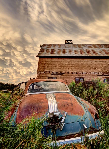 Prairie Storm Canada Zomer Landelijke Grote Antieke Auto Stockafbeelding