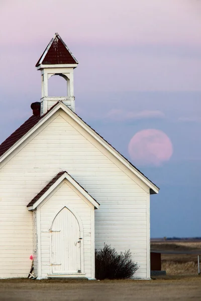 Voller Rosafarbener Mond Und Country Church Saskatchewan — Stockfoto