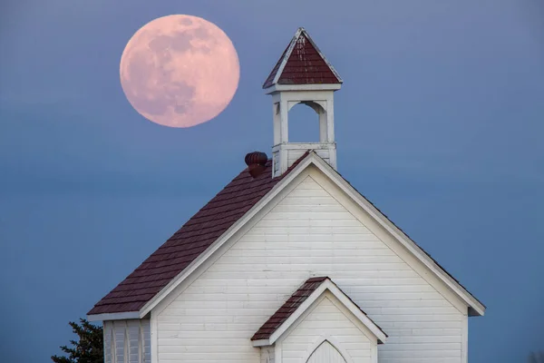 Luna Rosa Llena Iglesia Del País Saskatchewan — Foto de Stock