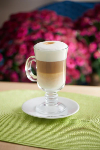 Hermoso café con leche —  Fotos de Stock