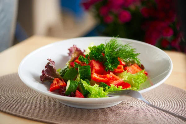 Čerstvý salát s okurkou, rajčaty a paprikou — Stock fotografie