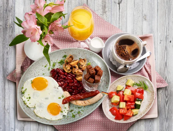 Um pequeno-almoço tradicional alemão — Fotografia de Stock
