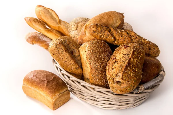 Bir sürü ev yapımı tahıllı ekmek.