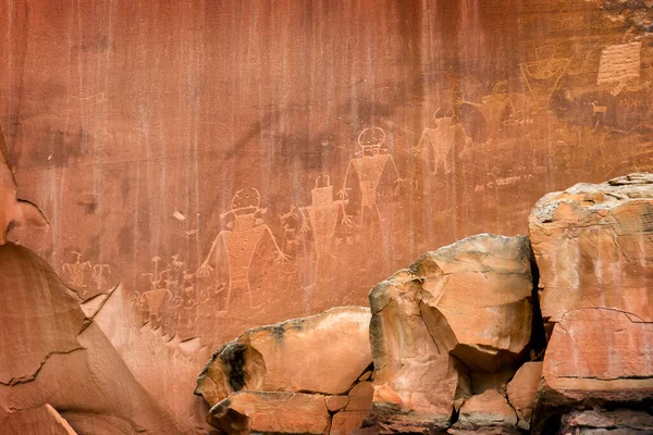 Utah, ABD 'deki Capitol Resifi Ulusal Parkı' ndaki kayalar üzerindeki petroglifler.