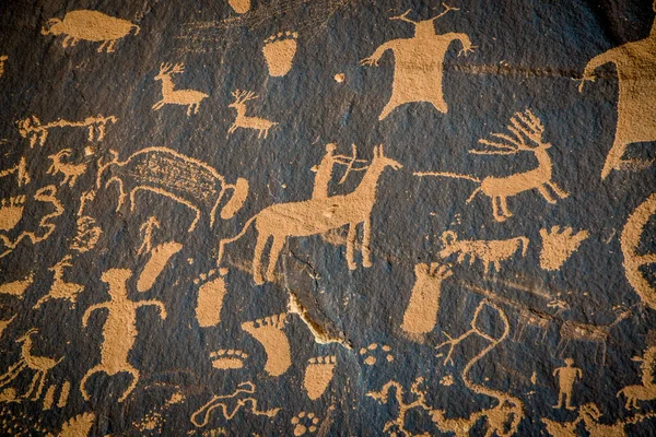 ABD 'nin Utah eyaletindeki Canyonlands Ulusal Parkı' ndaki Gazete Kayası 'ndaki Petroglyphs.