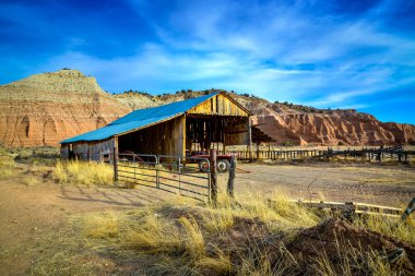 Arizona 'nın çorak çöllerinde terk edilmiş çiftlik hayvanı ahırı.