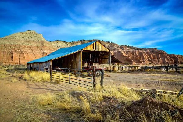 アリゾナ州の乾燥した砂漠の放棄された農場の動物小屋米国 ロイヤリティフリーのストック画像