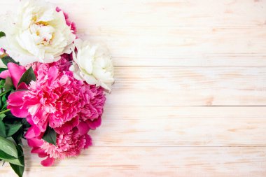 Peonies ahşap bir masa üzerinde